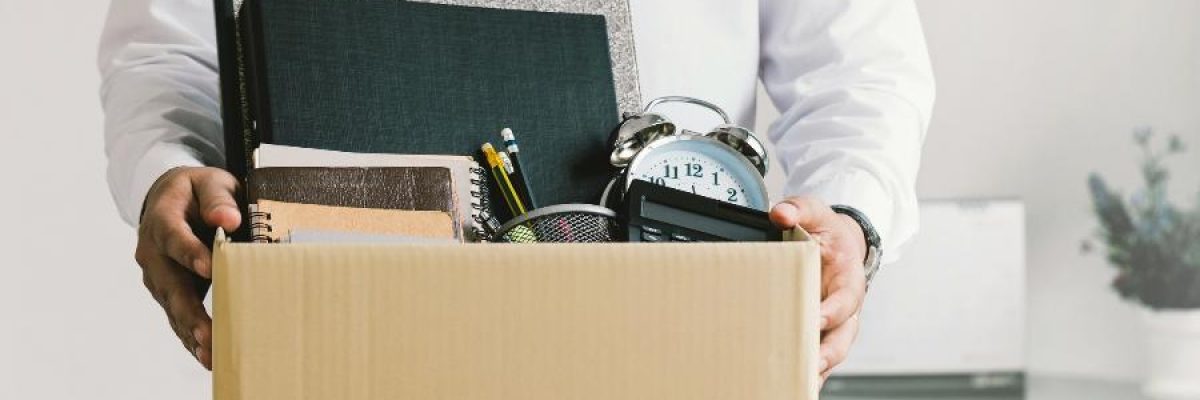 cara com caixa na mão