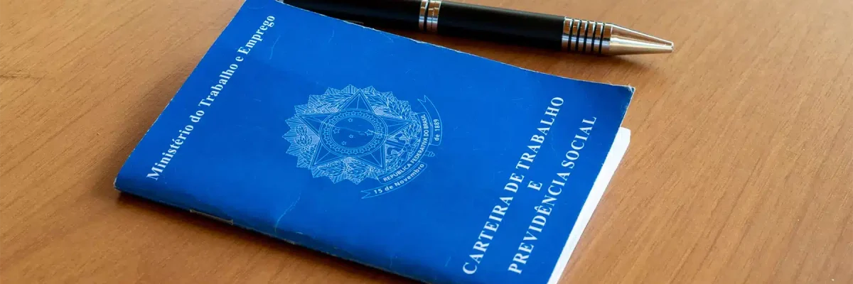 carteira de trabalho e caneta