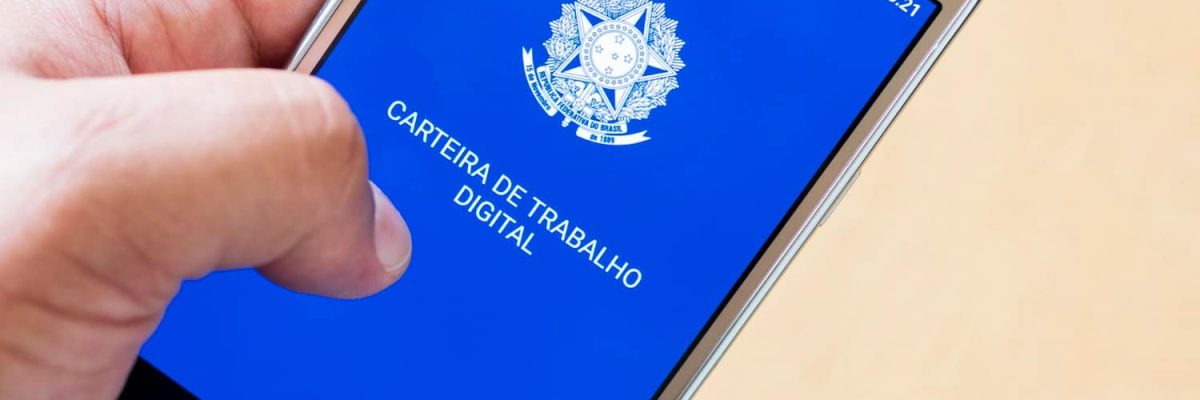 close-up-smartphone-with-new-brazilian-social-security-document-carteira-de-trabalho-digital