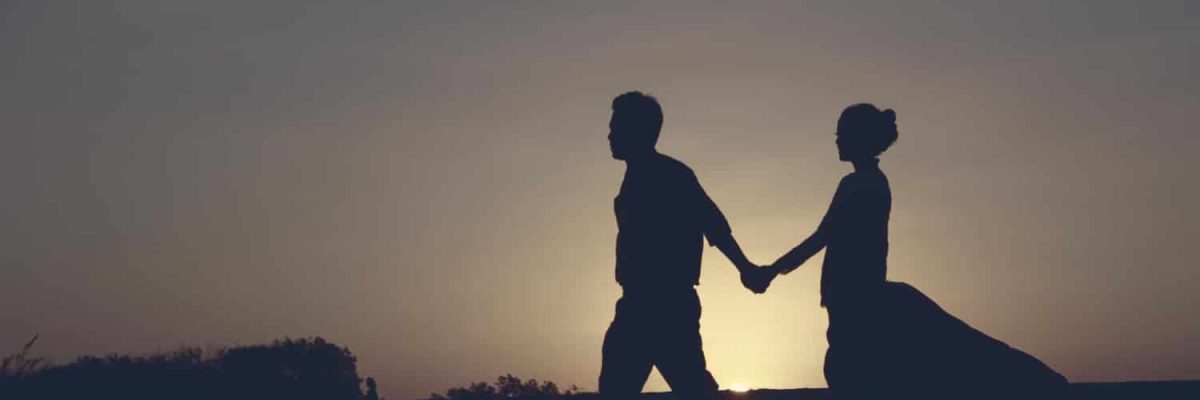 silhouette-romantic-young-couple-beach
